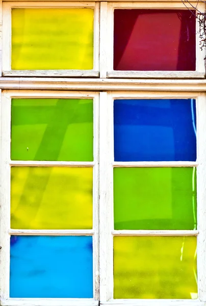 Gamle fargerike vinduer – stockfoto