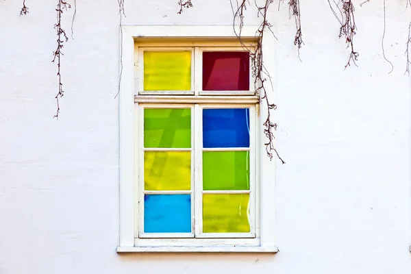 Oude kleurrijke venster — Stockfoto