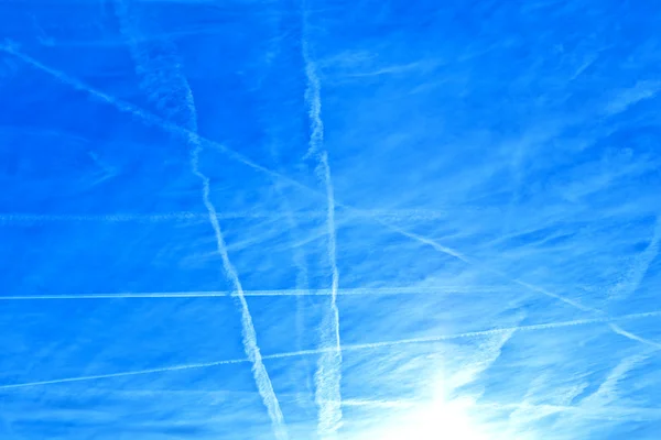 Небо со следами конденсации — стоковое фото