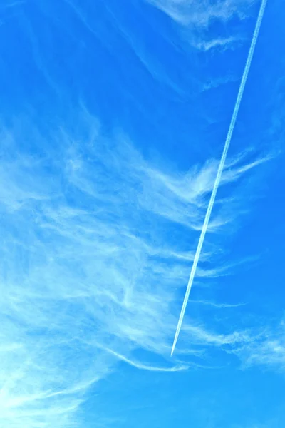 Небо со следами конденсации — стоковое фото