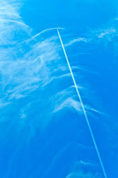 Небо з конденсаційною стежкою — стокове фото
