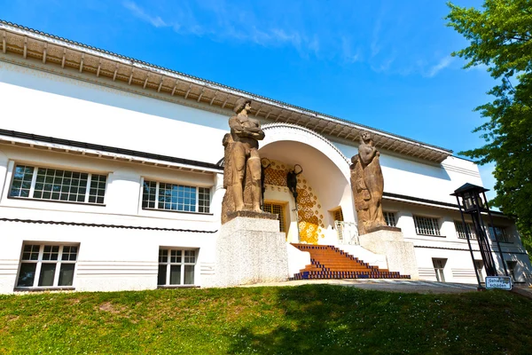 Famous entrance to the Ernst-Ludwig House at the mathildenhoehe — Stock Photo, Image