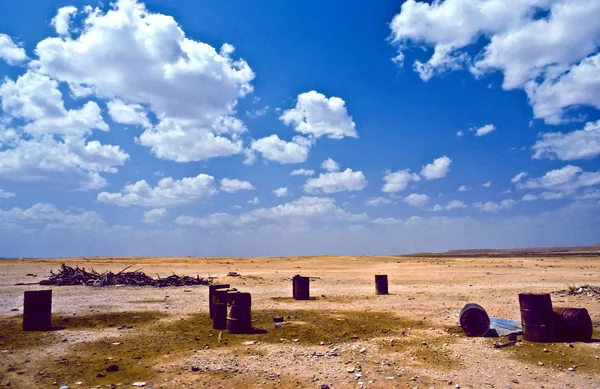 Le désert du Yémen du Sud est pollué par des barils de pétrole rouillés — Photo