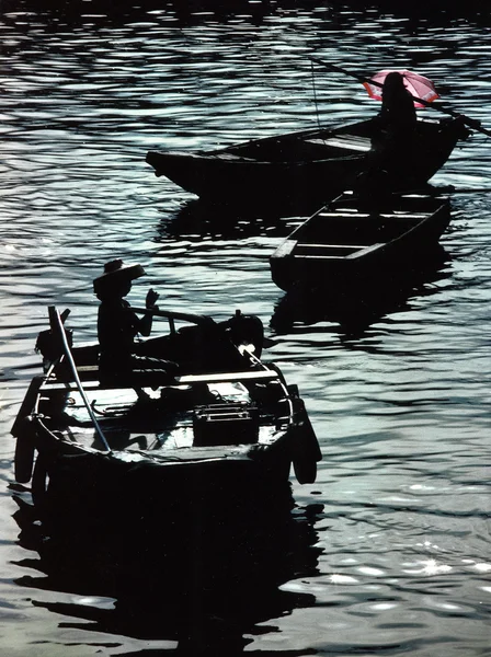 Boatpeople en Hongkong en Aberdeen con paraguas para protección solar — Foto de Stock
