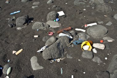 siyah vulcanic beach, kampçılar ve kurulmasını çöpün çığ gibi