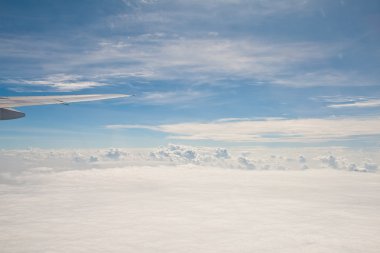 mooie wolken op blauwe hemel