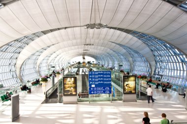 kalkış kapısı ve bangk içinde yeni Havaalanı suvarnabhumi salonda