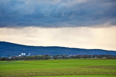 manzara Acres, ağaçlar ve kara bulutlar