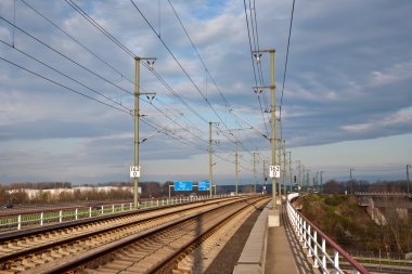 tren yolu güneş ışığı