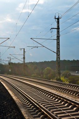 tren yolu güneş ışığı