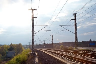 tren yolu güneş ışığı