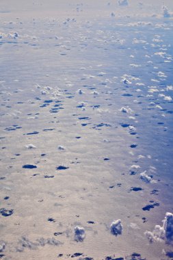witte wolk blauwe hemel over de Oceaan