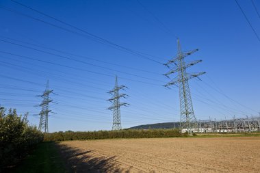 güzel renkli çayırda elektrik santrali