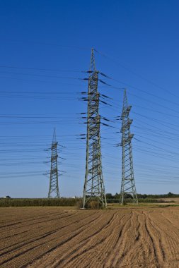 güzel renkli çayırda elektrik santrali