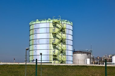 güzel manzara bir endüstri parkında silo