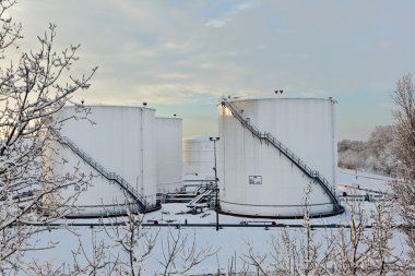 Kışın kar beyaz tanklar tank sahası içinde