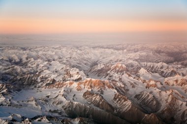 Taşkent, dağların güzel görünüme uçaktan c