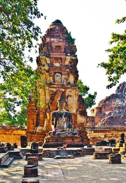 Chrám wat mararat v ayutthaya poblíž bangkok, Thajsko — Stock fotografie