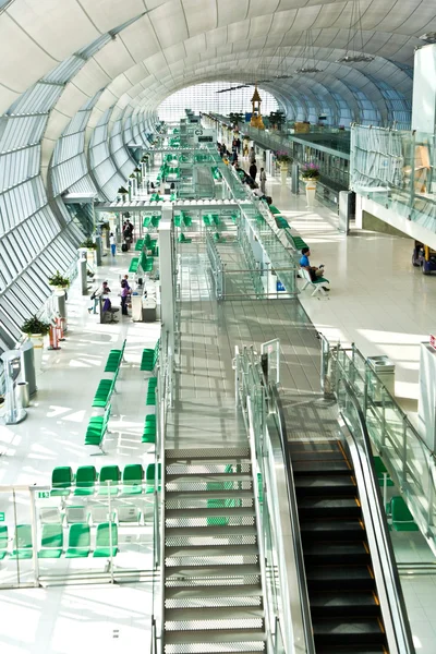 Portão de partida e hall no novo Aeroporto Suvarnabhumi em Bangk — Fotografia de Stock
