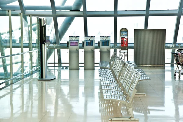 Kalkış kapısı ve bangk içinde yeni Havaalanı suvarnabhumi salonda — Stok fotoğraf