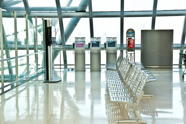 Abfluggate und Halle im neuen Flughafen Suvarnabhumi in Bangk — Stockfoto