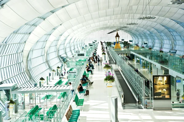 Odletové a hale v nové letiště suvarnabhumi v bangk — Stock fotografie