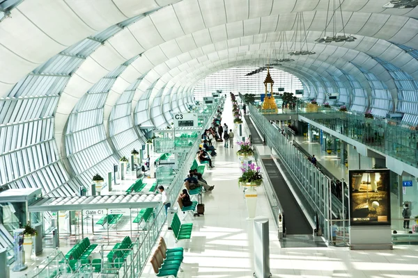 Puerta de salida y hall en el nuevo aeropuerto Suvarnabhumi en Bangk — Foto de Stock