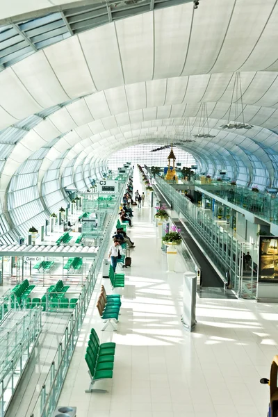 Vertrek gate en hall in de nieuwe luchthaven suvarnabhumi in bangk — Stockfoto
