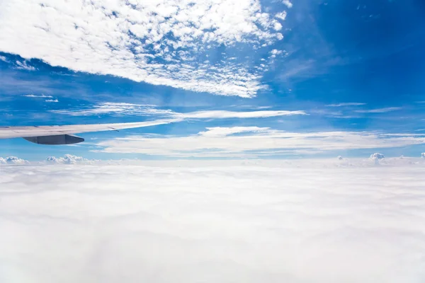 Art auf Wolken auf einem Hintergrund ein Firmament aus einem Flugzeug mit — Stockfoto