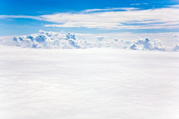 青い空と風光明媚な雲 — ストック写真