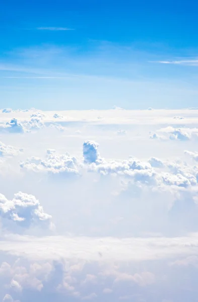 Malebné mraky s modrou oblohou — Stock fotografie