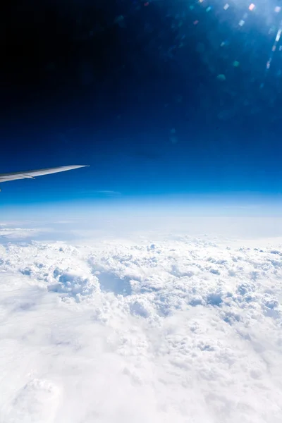 Milyen a felhők, a háttérben egy égbolt egy repülőgép — Stock Fotó