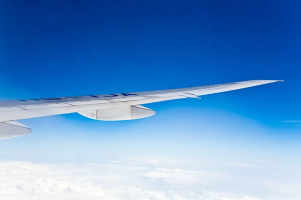 Genre sur des nuages sur un fond un firmament d'un avion avec — Photo