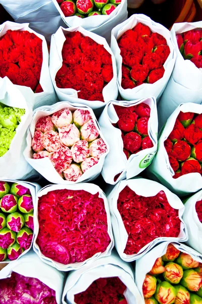 Mooie bloemen op de bloemenmarkt — Stockfoto