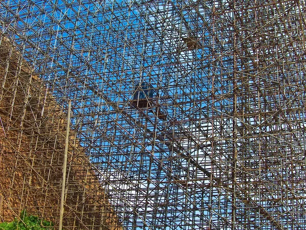 Rack op de jetavanarama dagoba voor renovatie — Stockfoto