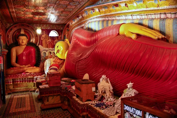 Kleurrijke liggen buddah in de jetavanarama dagoba, sri lanka — Stockfoto