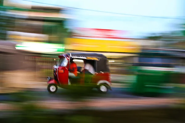Tuktuk está corriendo. — Foto de Stock