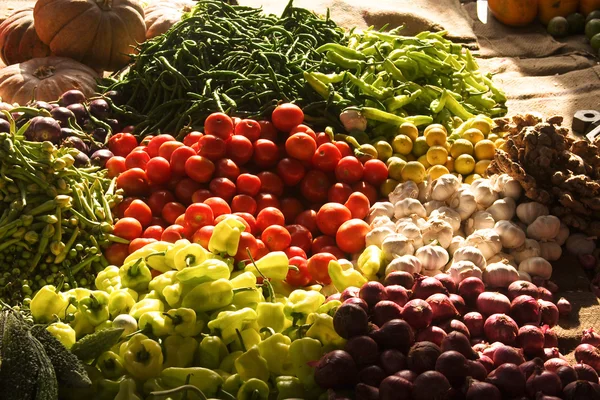 Färsk frukt och grönsaker, tomater, lök, vitlök, pepperoni på mar — Stockfoto