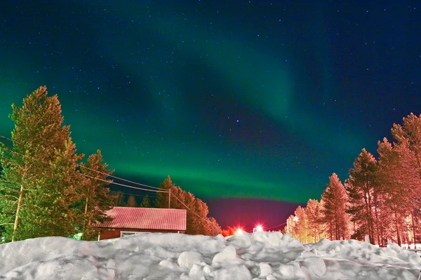 Northern lights (aurora borealis) zobrazovat v noci — Stock fotografie