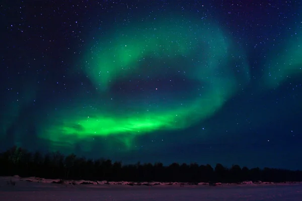 在天空中显示北极光的背景 — 图库照片