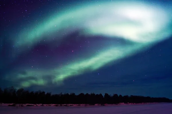 在天空中显示北极光的背景 — 图库照片