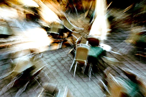 Cadeiras no parque com zoom extremo em luz expressionista — Fotografia de Stock