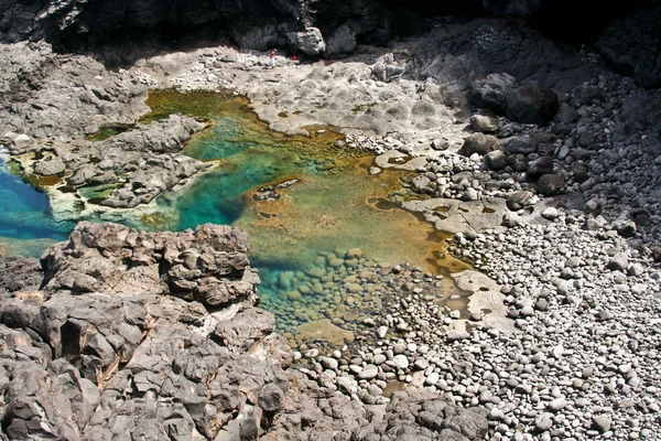 Природный бассейн на побережье Лансароте в природе — стоковое фото