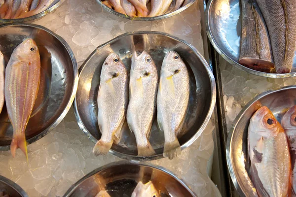 Pesci freschi interi sono offerti nel mercato del pesce in Asia — Foto Stock