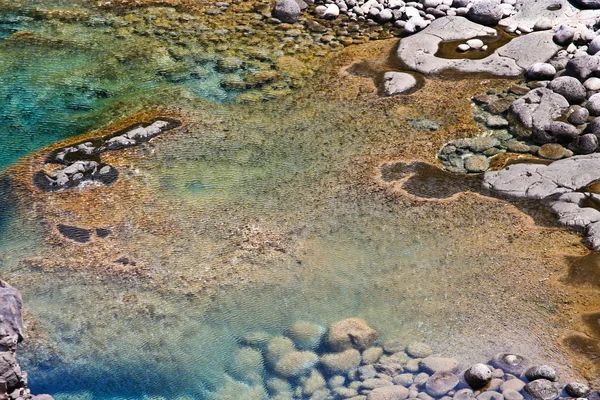 Natuurlijke zwembad op de coastside van lanzarote in de natuur — Stockfoto