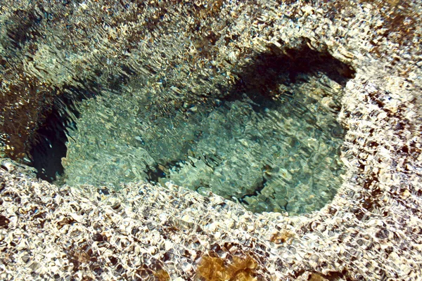 Το νερό στην ακτή σε μια ξεθωριασμένη λεκάνη — Φωτογραφία Αρχείου