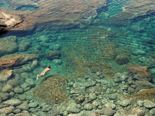 Duiken in een natuurlijke bekken in de rotsen kustlijn van lanza — Stockfoto