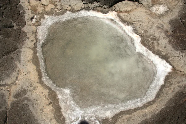 Αλάτι του θαλασσινού νερού σε μια τρύπα του φυσικού βράχου — Φωτογραφία Αρχείου