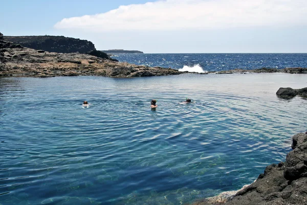 Snorkeling in un bacino naturale a Lanzarote — Foto Stock