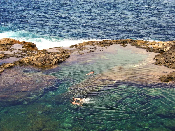 Mergulho em uma bacia natural na costa rochosa de Lanza — Fotografia de Stock